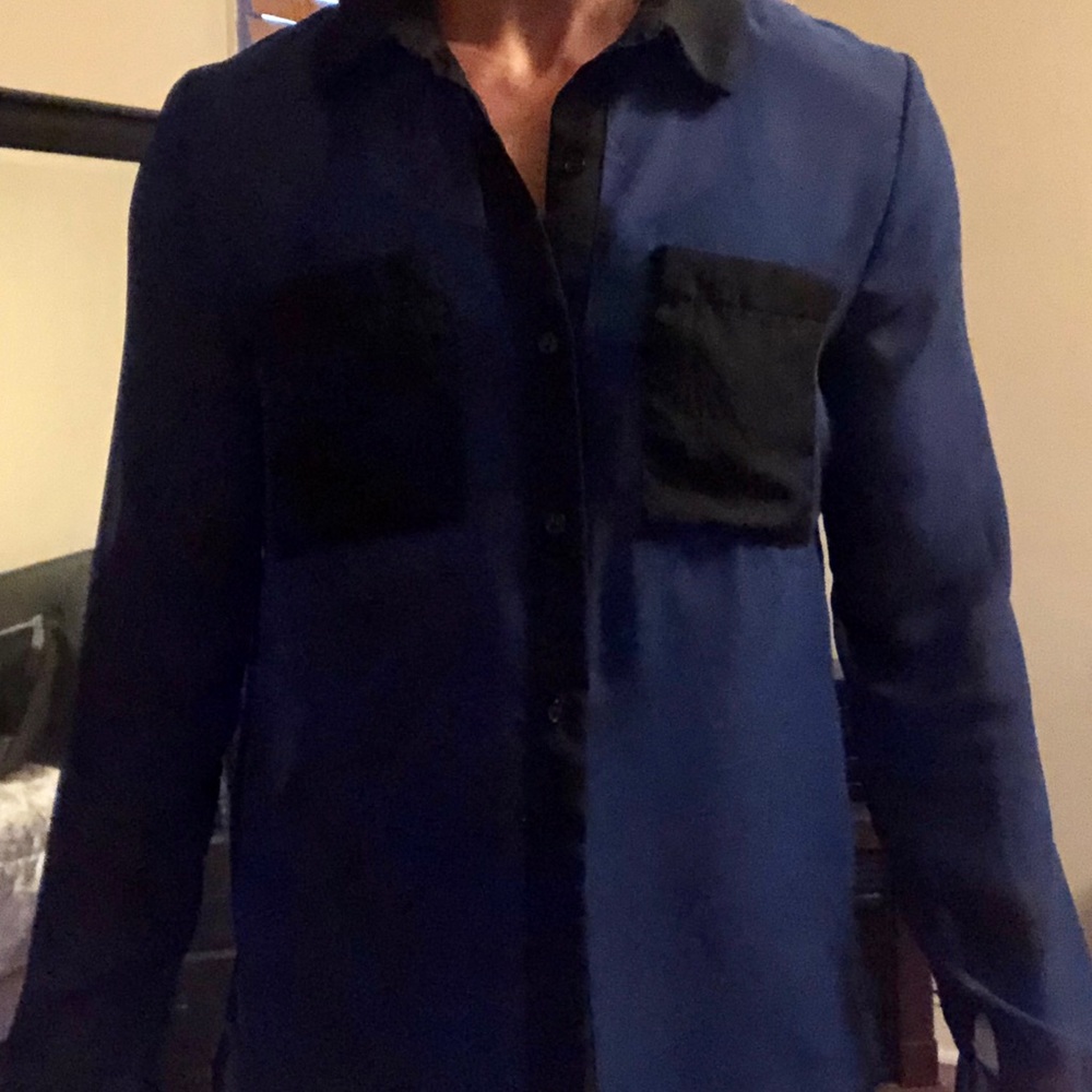 Chevron black/blue button up blouse. Sz small